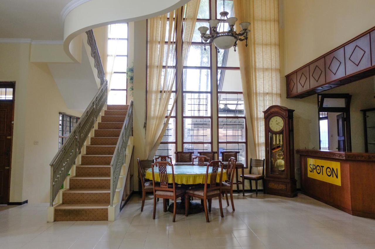 SPOT ON 1767 Villa Anggur Panderman Batu  Bagian luar foto