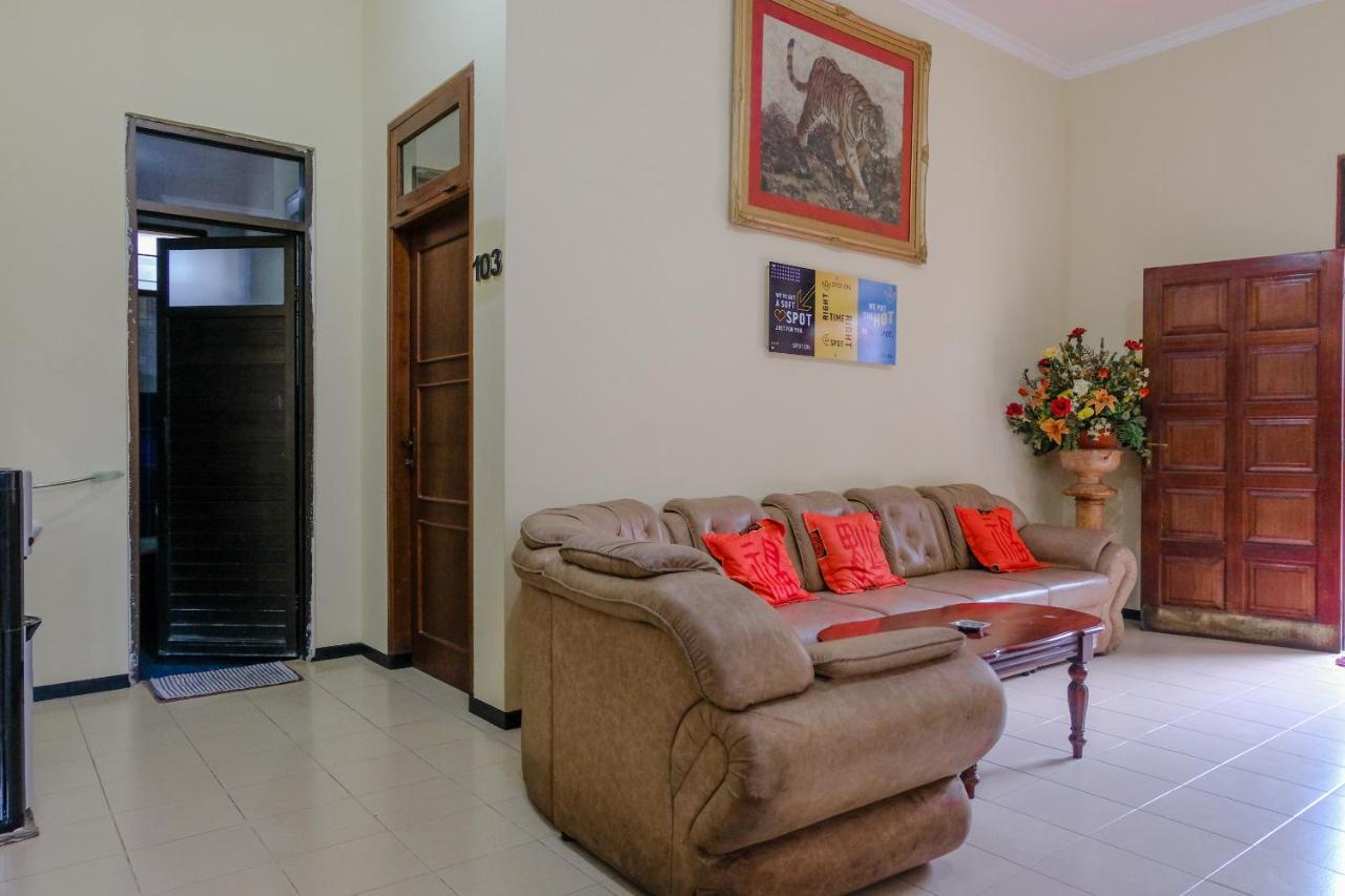 SPOT ON 1767 Villa Anggur Panderman Batu  Bagian luar foto