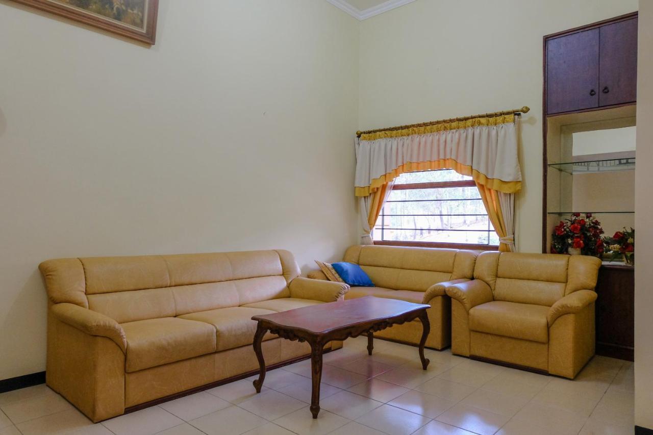 SPOT ON 1767 Villa Anggur Panderman Batu  Bagian luar foto